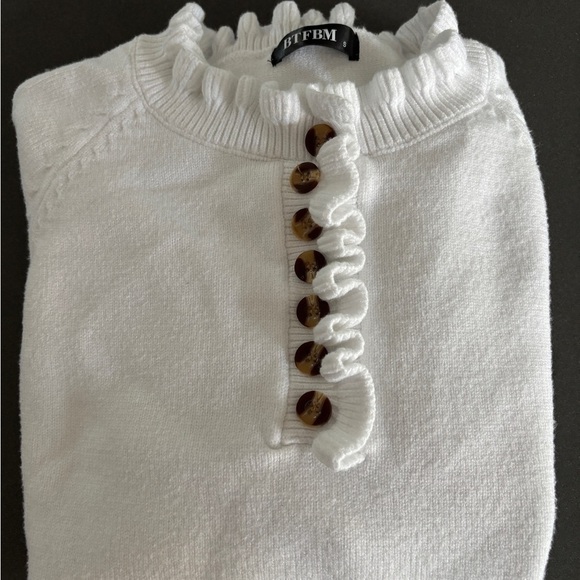 Btfbm White Ruffled Sweater with Button Detail women’s small - Picture 1 of 7